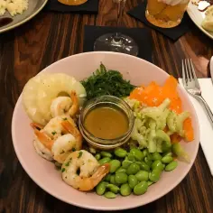 Kolorowa miska z krewetkami, ananasem, edamame i sosem. Idealne miejsce, gdzie zjeść w Krakowie, by spróbować czegoś nowego.