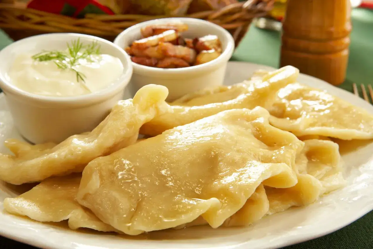 Pyszne pierogi z okrasą i śmietaną. Idealne miejsce, gdzie zjeść w Krakowie, by poczuć smak tradycji.