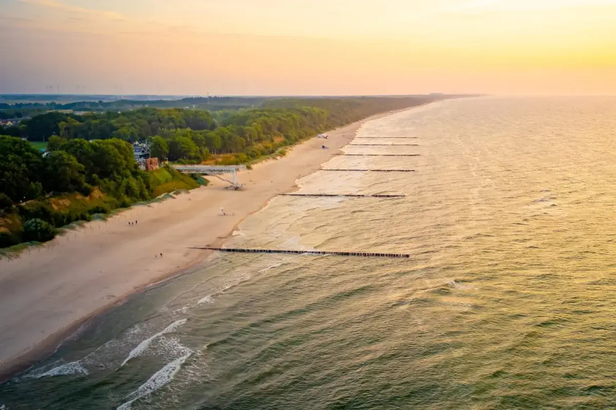 Piękna plaża w Pobierowie, idealne miejsce na wypoczynek. Kiedy otwarcie hotelu Gołębiewski Pobierowo?